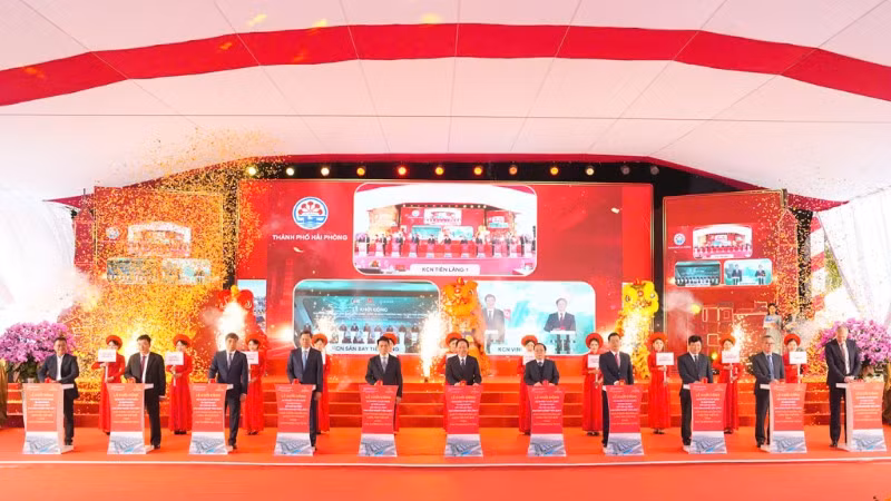 Các đại biểu thực hiện nghi thức khởi công Dự án đầu tư xây dựng và kinh doanh kết cấu hạ tầng Khu công nghiệp Tiên Lãng 1.