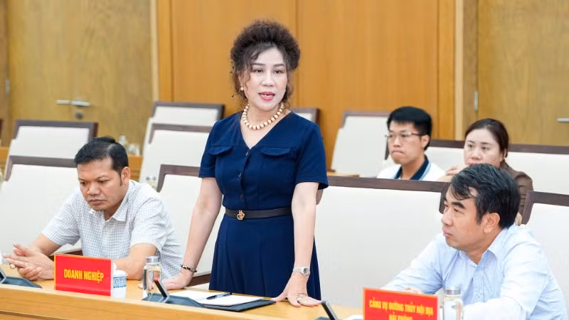 Đại diện doanh nghiệp xăng dầu phát biểu ý kiến.
