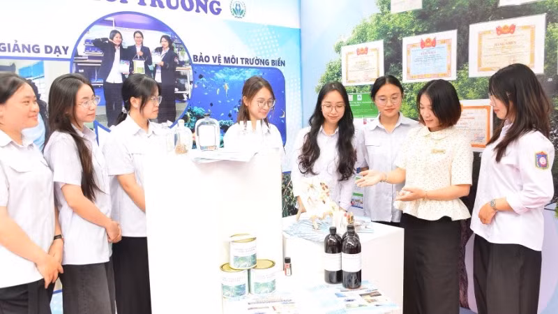 Sinh viên Trường đại học Hàng hải Việt Nam giới thiệu sản phẩm nghiên cứu khoa học.