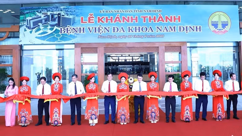 Các đại biểu cắt băng khánh thành Bệnh viện đa khoa Nam Định.