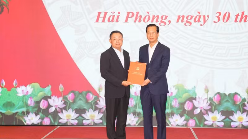 Đồng chí Hoàng Văn Trà, Phó Chủ nhiệm Ủy ban Kiểm tra Trung ương trao Quyết định cho đồng chí Nguyễn Anh Tuấn.