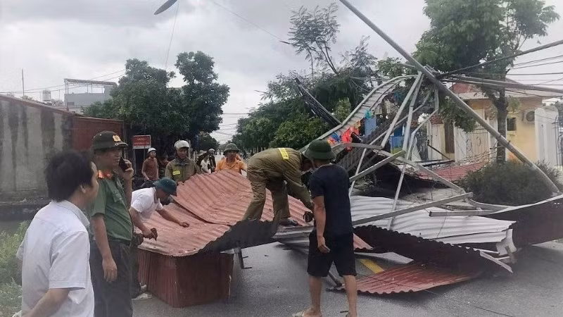 Các lực lượng tập trung khắc phục thiệt hại do bão số 10 gây ra trên địa bàn.