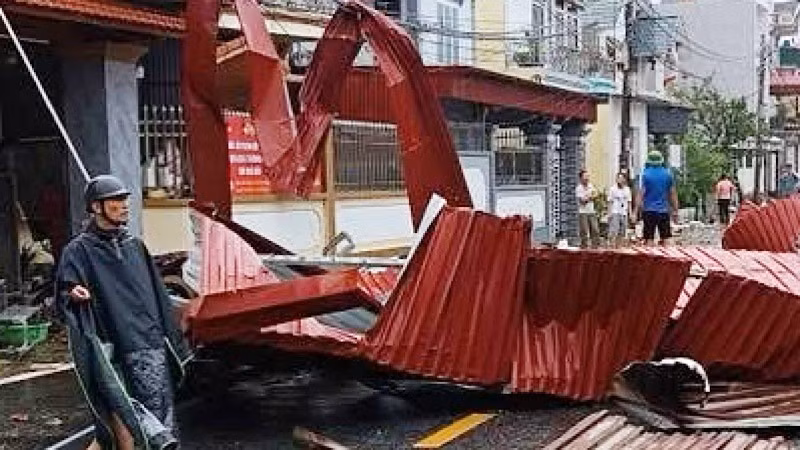 Dông lốc gây tốc mái một số nhà dân thuộc xã Vĩnh Am (Hải Phòng).