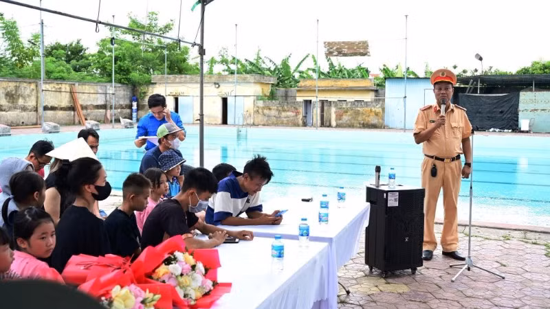 Cảnh sát giao thông Công an thành phố Hải Phòng tuyên truyền bảo đảm an toàn giao thông trên địa bàn phường Nam Triệu (Hải Phòng). (Ảnh: Công an thành phố Hải Phòng cung cấp)