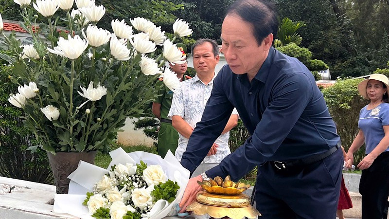 Đồng chí Lê Tiến Châu, Ủy viên Trung ương Đảng, Bí thư Thành ủy, Trưởng Đoàn đại biểu Quốc hội thành phố Hải Phòng dâng hoa tưởng niệm các Anh hùng liệt sĩ tại Khu di tích lịch sử quốc gia đặc biệt Ngã ba Đồng Lộc. dong-loc.jpg