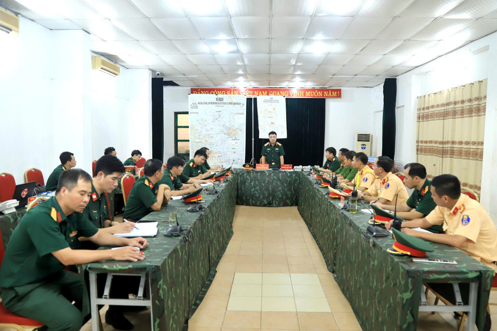Quang cảnh tại Sở chỉ huy điều hành cơ động. z6870637293144-a417ba0c225c10df5490c2c215328d6c.jpg
