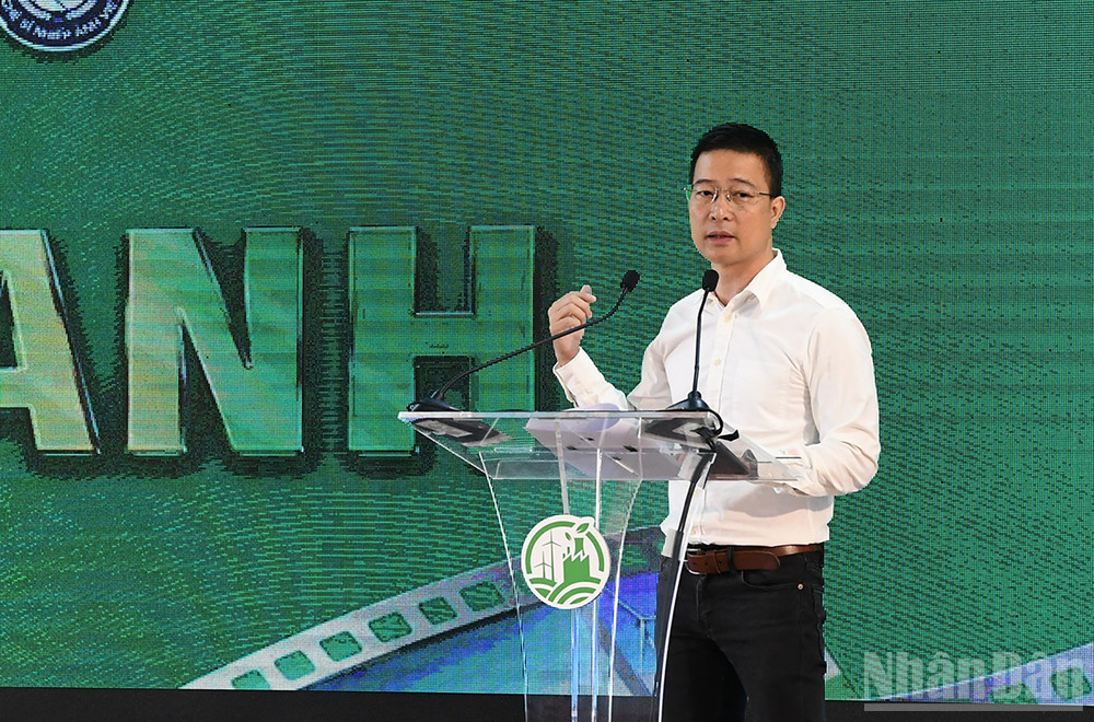 Hoạt động ý nghĩa về môi trường đã thu hút sự quan tâm nhiệt tình tham gia của nhiều nhà nhiếp ảnh tên tuổi, phản ánh tình yêu và trách nhiệm của nghệ sĩ đối với hành tinh xanh. ndo_br_4-phat-dong-cuoc-thi-moi-truong.jpg