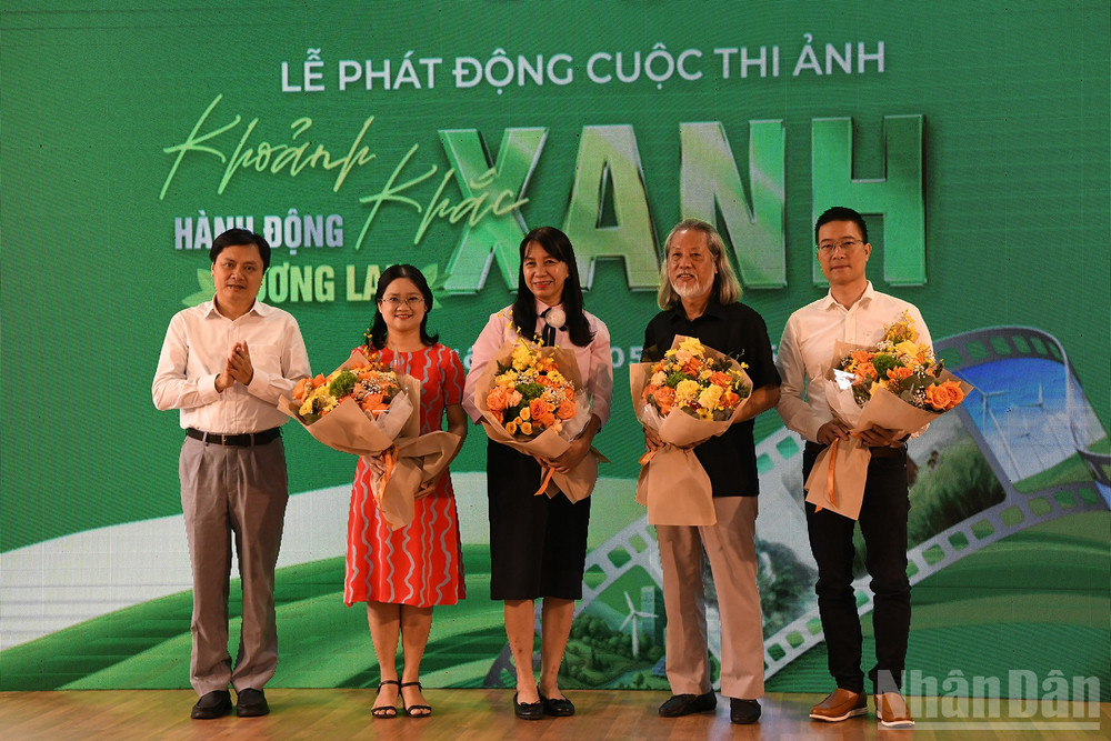 Thông tin từ Ban tổ chức: Các tác phẩm dự thi gửi trực tiếp tại website: https://5wphoto.com/thi-anh/vi-mot-tuong-lai-xanh. Thời gian nhận bài dự thi: Từ ngày 05/6 đến 23h59 ngày 31/8/2025; chấm giải: Từ 1 đến 15/9/2025. Công bố kết quả và trao giải: Dự kiến cuối tháng 9/2025. ndo_br_6-dai-dien-phat-dong-cuoc-thi-moi-truong.jpg