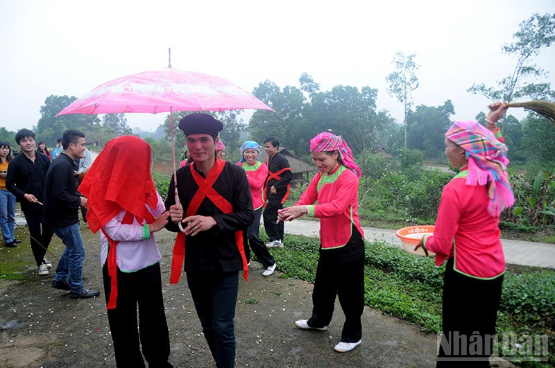 Cô dâu chú rể người Giáy sánh bước trong âm vang tiếng khèn, lời chúc phúc và nghi lễ truyền thống thiêng liêng - không chỉ gắn kết hai trái tim mà còn hòa quyện hai dòng họ trong mạch chảy văn hóa đậm đà bản sắc dân tộc Giáy. ndo_br_te-nuoc-cau-may.jpg