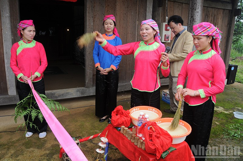 Lễ “giữ cửa” trong tục cưới hỏi của người Giáy. ndo_br_nghi-thuc-chan-cua.jpg