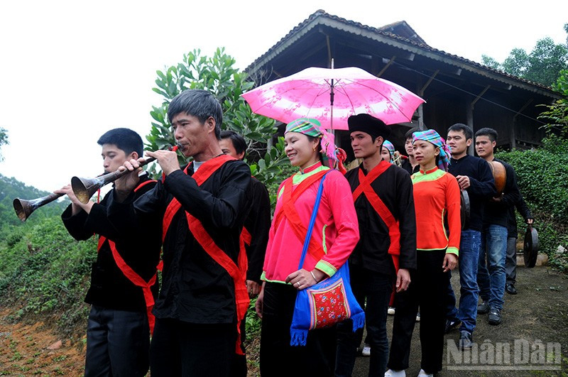 Đoàn đón dâu trong lễ cưới người Giáy. ndo_br_doan-don-dau-nguoi-giay.jpg