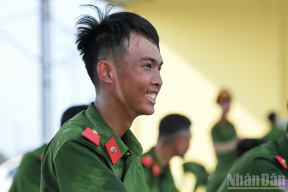 Vết hằn quai mũ trên khuôn mặt của chiến sĩ trẻ sau nhiều buổi huấn luyện dưới cái nắng gay gắt của Hà Nội. ndo_br_a80-chuong-my-0274.jpg