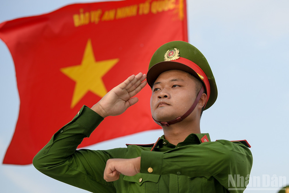Quá trình huấn luyện được tổ chức theo đúng giáo trình, giáo án quy định, đồng thời lồng ghép công tác tư tưởng, động viên, khích lệ tinh thần cho cán bộ, chiến sĩ. ndo_br_a80-chuong-my-0703.jpg