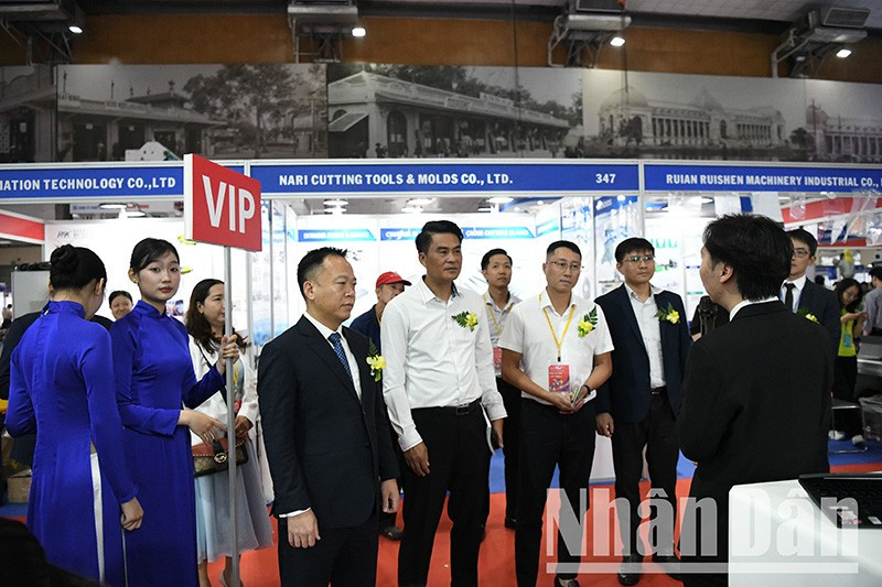 Các đại biểu tham quan Triển lãm. 2-trien-lam-nhua-2025.jpg