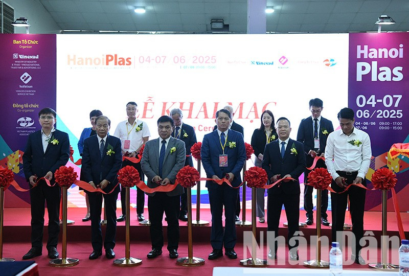 Các đại biểu thực hiện nghi thức cắt băng khai mạc HanoiPlas 2025. 1-trien-lam-nhua-2025.jpg