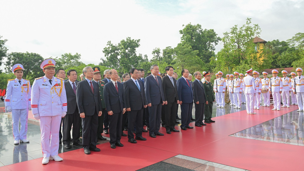 Các đồng chí lãnh đạo, nguyên lãnh đạo Đảng, Nhà nước tưởng niệm các Anh hùng liệt sĩ. 2707-2633-5507.jpg