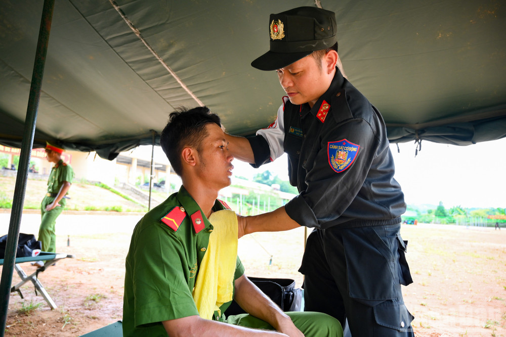 Trong quá trình luyện tập, nếu phát hiện chiến sĩ nào có dấu hiệu mệt mỏi, lập tức được cho nghỉ tại chỗ để hồi phục, khi sức khỏe ổn định sẽ tiếp tục thực hiện nhiệm vụ. ndo_br_bnd-0074.jpg