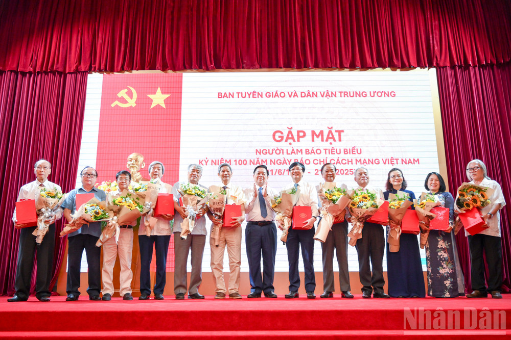 Trưởng Ban Tuyên giáo và Dân vận Trung ương Nguyễn Trọng Nghĩa trao quà tri ân các nhà báo tiêu biểu. ndo_br_ban-tuyen-giao-gap-mat-bao-chi-2762.jpg