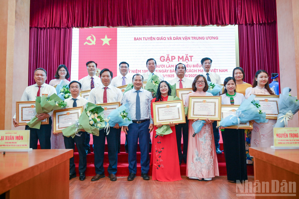 Đồng chí Lê Hải Bình, Ủy viên dự khuyết Ban Chấp hành Trung ương Đảng, Thứ trưởng Thường trực Bộ Văn hóa, Thể thao và Du lịch trao bằng khen cho các nhà báo tiêu biểu. ndo_br_ban-tuyen-giao-gap-mat-bao-chi-2883.jpg