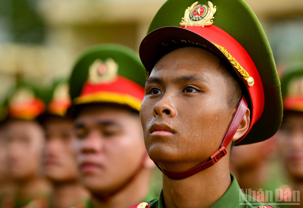 Với những chiến sĩ không may bị ngất trong quá trình tập luyện, người đứng phía sau sẽ kịp thời đỡ, dìu sang bên phải đội hình để bảo đảm an toàn. Ngay sau đó, các đồng đội cùng hàng nhanh chóng bước lên, chỉnh đội hình, lấp đầy khoảng trống, giữ vững hàng lối nghiêm trang, đồng đều. ndo_br_a80-yen-bai-8789.jpg