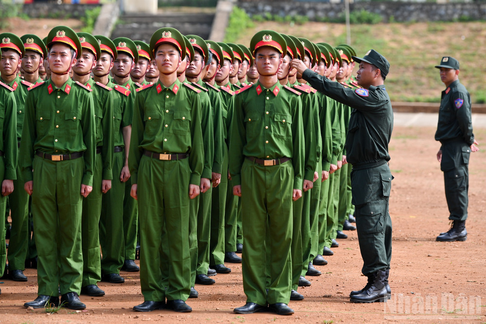 Theo Thượng tá Phạm Anh Lê, Phó Trung đoàn trưởng Trung đoàn Cảnh sát cơ động Thủ đô, Phó chỉ huy trưởng Sở Chỉ huy diễu binh, diễu hành Bộ Công an cho biết, cán bộ chiến sĩ tại đây đang tập luyện với 4 khối đứng gồm: Khối nam sĩ quan an ninh nhân dân; Khối nam sĩ quan Cảnh sát cơ động; Khối nam chiến sĩ Cảnh sát cơ động và Khối nam lực lượng tham gia bảo vệ an ninh trật tự ở cơ sở. ndo_br_a80-yen-bai-8247.jpg