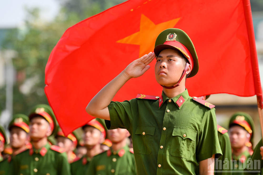 Dù khó khăn hay trước có bất kỳ tác động hay sự việc gì xảy ra, từng chiến sĩ vẫn phải giữ ánh mắt ngay ngắn, không được quay đầu, không dao động, giữ trọn nghi lễ trang nghiêm của đội hình. ndo_br_a80-yen-bai-8291.jpg