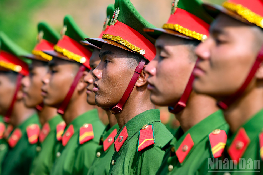 Tại khối đứng, tập đứng nghiêm không chỉ là bài kiểm tra thể lực, mà còn là thử thách lớn đối với sức mạnh ý chí, đòi hỏi mỗi chiến sĩ phải vượt qua chính mình để giữ vững kỷ luật và tinh thần trách nhiệm trong mọi hoàn cảnh. ndo_br_a80-yen-bai-8624.jpg