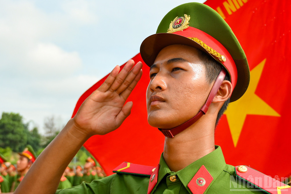 Chiến sĩ Công an nhân dân nghiêm trang luyện tập. ndo_br_a80-yen-bai-8582.jpg