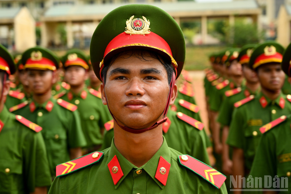 Khối đứng với những vất vả đặc thù, khi phải giữ nguyên tư thế tại một vị trí trong nhiều giờ liền. Việc này dễ dẫn đến tình trạng dồn máu, gây chóng mặt, hoa mắt, thậm chí ngất xỉu do cơ thể mỏi mệt vì không được vận động. ndo_br_bnd-9261.jpg