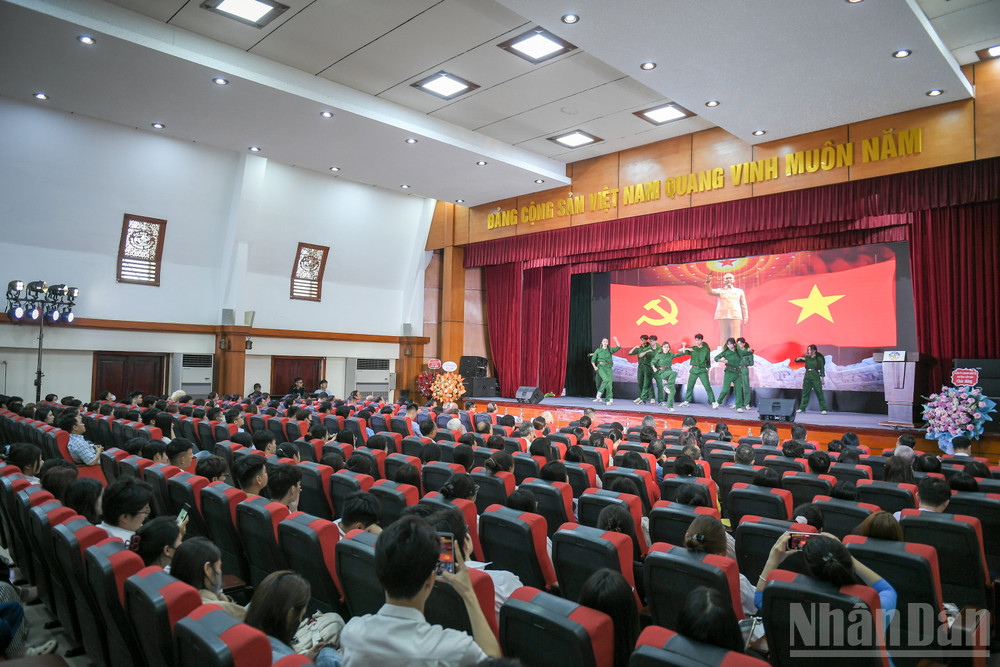 Những tiết mục văn nghệ chào mừng ngày hội của cán bộ, sinh viên trường Đại học Phương Đông. ndo_br_an-ninh-trat-tu-3780.jpg