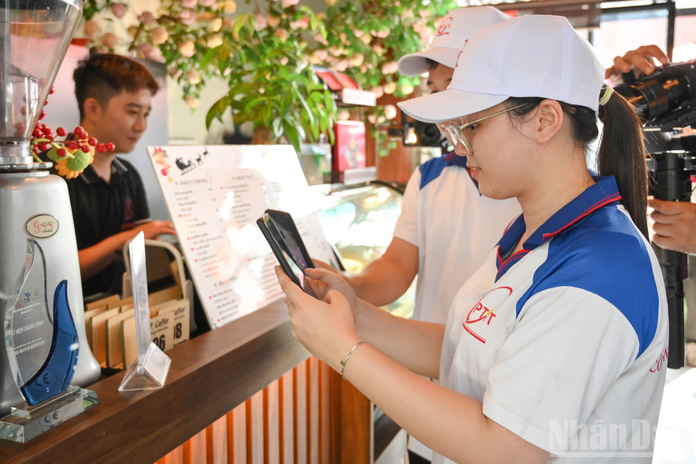 Thông qua dự án này, PTIT không chỉ đặt mục tiêu thử nghiệm công nghệ số tiên tiến, mà còn hướng tới xây dựng một không gian học đường xanh, lành mạnh và sáng tạo – nơi sinh viên được khuyến khích hành động vì cộng đồng và phát triển kỹ năng trong môi trường số. ndo_br_p-coin-hv-buu-chinh-vien-thong-9290.jpg