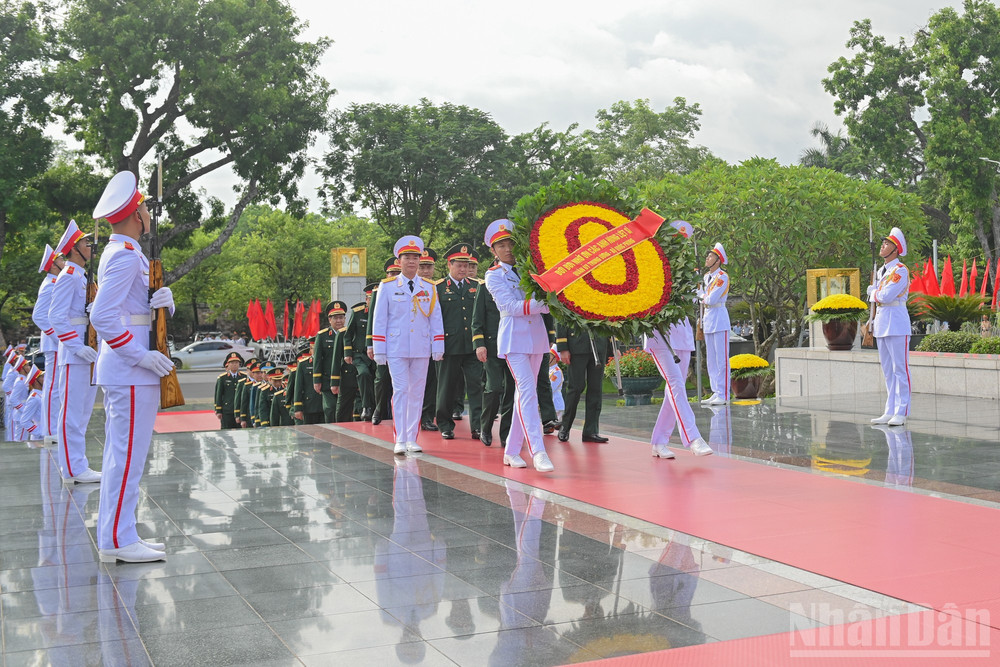 Vòng hoa của đoàn Quân ủy Trung ương, Bộ Quốc phòng. ndo_br_2707-2901.jpg