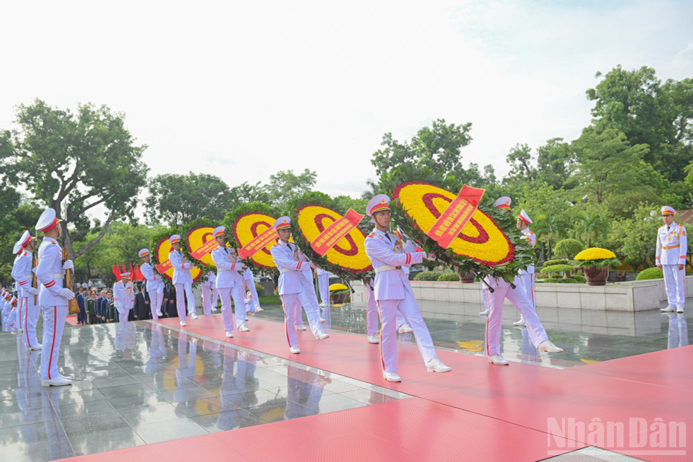 Vòng hoa của đoàn mang dòng chữ “Đời đời nhớ ơn các Anh hùng liệt sĩ”. ndo_br_2707-2483.jpg