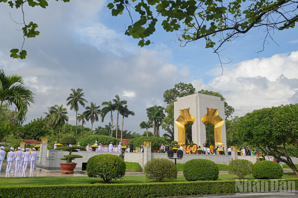 Các đoàn đại biểu đặt vòng hoa, tưởng niệm các Anh hùng liệt sĩ tại Đài tưởng niệm các Anh hùng liệt sĩ trên đường Bắc Sơn nhân dịp 78 năm Ngày Thương binh-Liệt sĩ (27/7/1947-27/7/2025). ndo_br_2707-3230.jpg