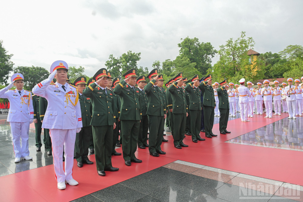 Đoàn đại biểu Quân ủy Trung ương, Bộ Quốc phòng do Đại tướng Phan Văn Giang, Ủy viên Bộ Chính trị, Phó bí thư Quân ủy Trung ương, Bộ trưởng Bộ Quốc phòng làm Trưởng đoàn đặt vòng hoa , tưởng niệm các Anh hùng liệt sĩ. ndo_br_2707-3020.jpg