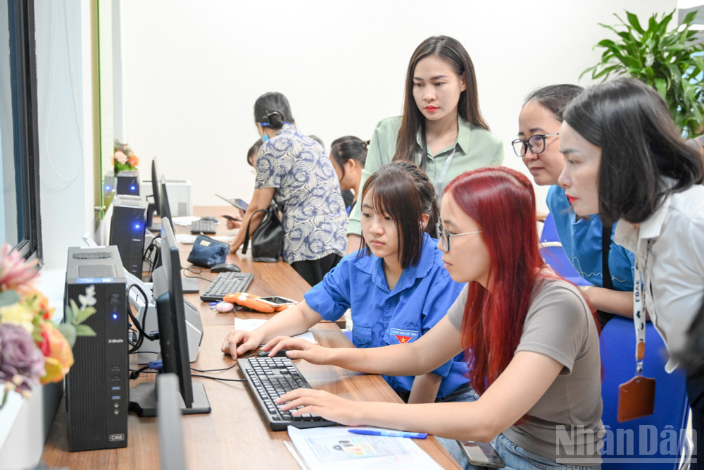 Người dân đến trụ sở hành chính mới trong không khí phấn khởi, tin tưởng vào mô hình tinh gọn. ndo_br_chinh-quyen-2-cap-7216.jpg