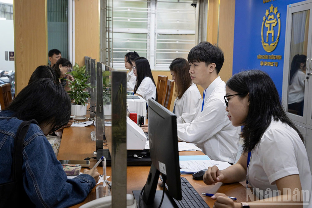 Người dân hy vọng với mô hình chính quyền 2 cấp, việc giải quyết thủ tục hành chính sẽ thuận lợi hơn. ndo_br_z6759627750335-756acd0c0cbedf0cf2414ffa5f74cd96.jpg