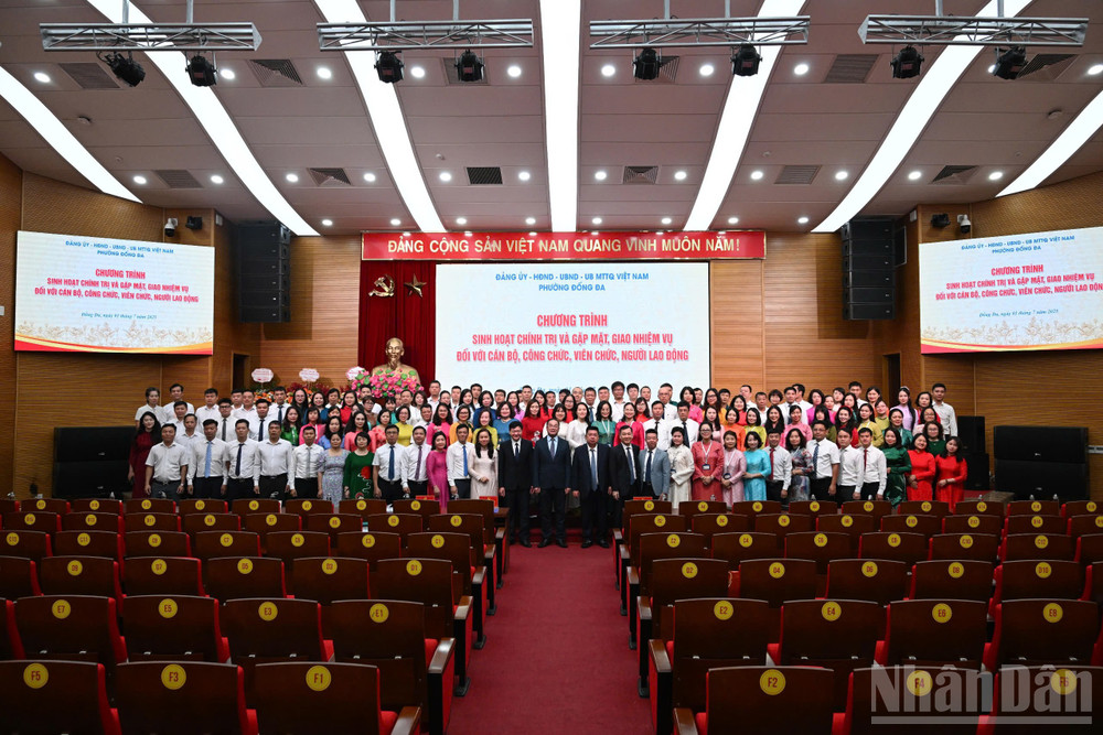 7 giờ 15 phút sáng 1/7, tại phường Đống Đa, buổi sinh hoạt chính trị và giao nhiệm vụ đã được diễn ra khẩn trương. Đúng 7 giờ 45 phút, buổi sinh hoạt chính trị kết thúc; tập thể lãnh đạo, cán bộ, công chức, viên chức, người lao động cơ quan phường Đống Đa sẵn sàng bắt tay vào ngày làm việc đầu tiên với tâm thế phấn khởi, chào mừng một khởi đầu mới. ndo_br_z6759551781675-8dbb4936f503c532f784ef453e16498b.jpg