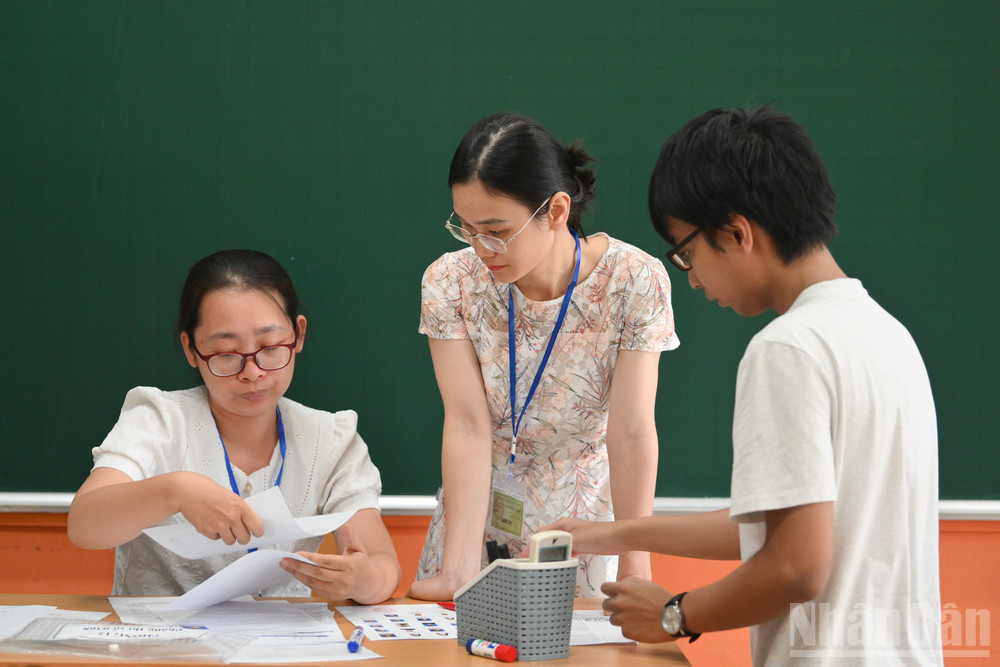 Thí sinh lưu ý cần có mặt đúng giờ quy định. Nếu đến chậm quá 15 phút kể từ khi có hiệu lệnh tính giờ làm bài, thí sinh sẽ không được dự thi môn đó. Đây là quy định nghiêm ngặt nhằm bảo đảm công bằng cho tất cả thí sinh và tính kỷ luật của kỳ thi. ndo_br_thi-tot-nghiep-ngay-25-4779.jpg