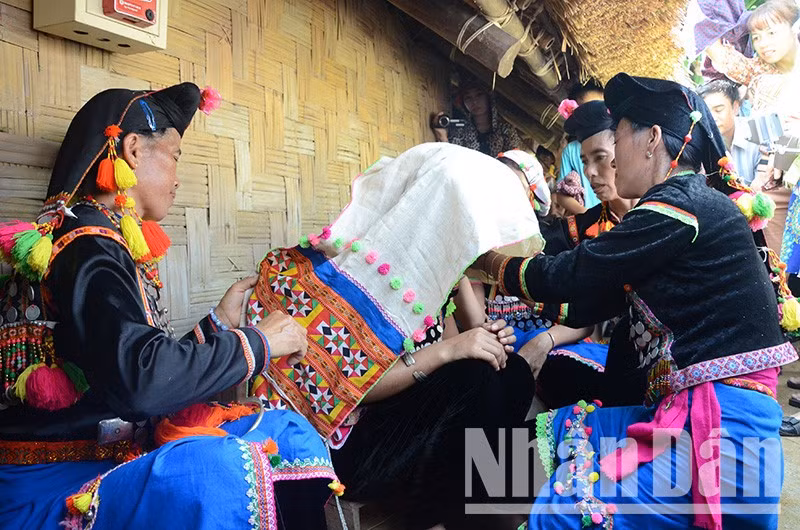 Cô dâu người Si La trang điểm chuẩn bị về nhà chồng. (Ảnh: Thế Dương)