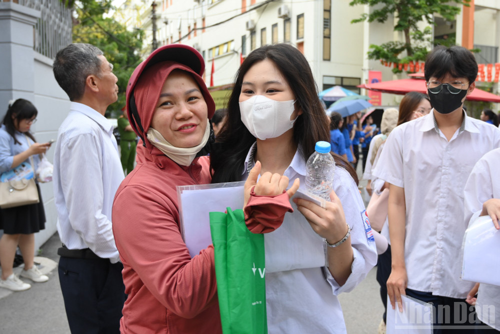 Niềm vui của phụ huynh khi thấy con tự tin bước ra từ điểm thi. (Ảnh: THẾ ĐẠI) ndo_br_ngay-thi-dau-tien-sang-thi-sinh-ra-6054.jpg