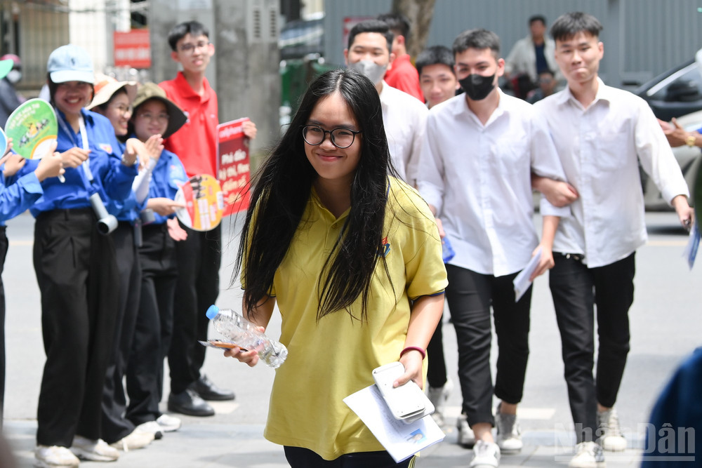 Sau môn Ngữ văn, các thí sinh bắt đầu bước vào bài thi thứ 2: môn Toán. ndo_br_ngay-dau-tien-thi-tot-nghie-6172.jpg