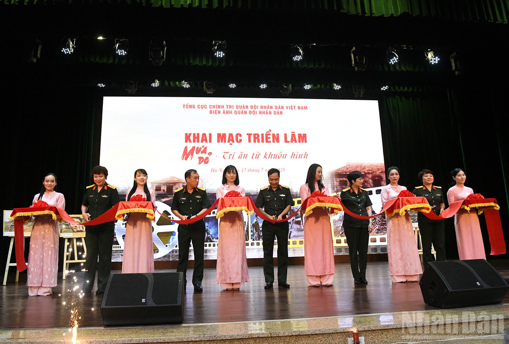 Cắt băng khai mạc triển lãm. ndo_br_1-mua-do.jpg