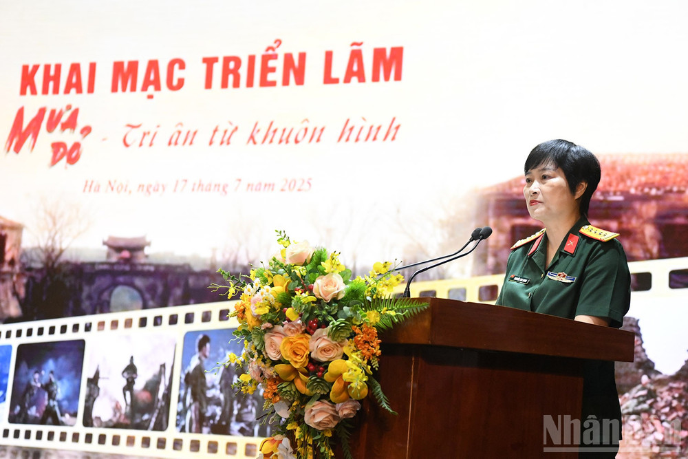 Phát biểu khai mạc triển lãm, Đại tá Nguyễn Thu Dung - Giám đốc Điện ảnh Quân đội nhân dân, nhấn mạnh ý nghĩa của sự kiện. ndo_br_3-mua-do.jpg