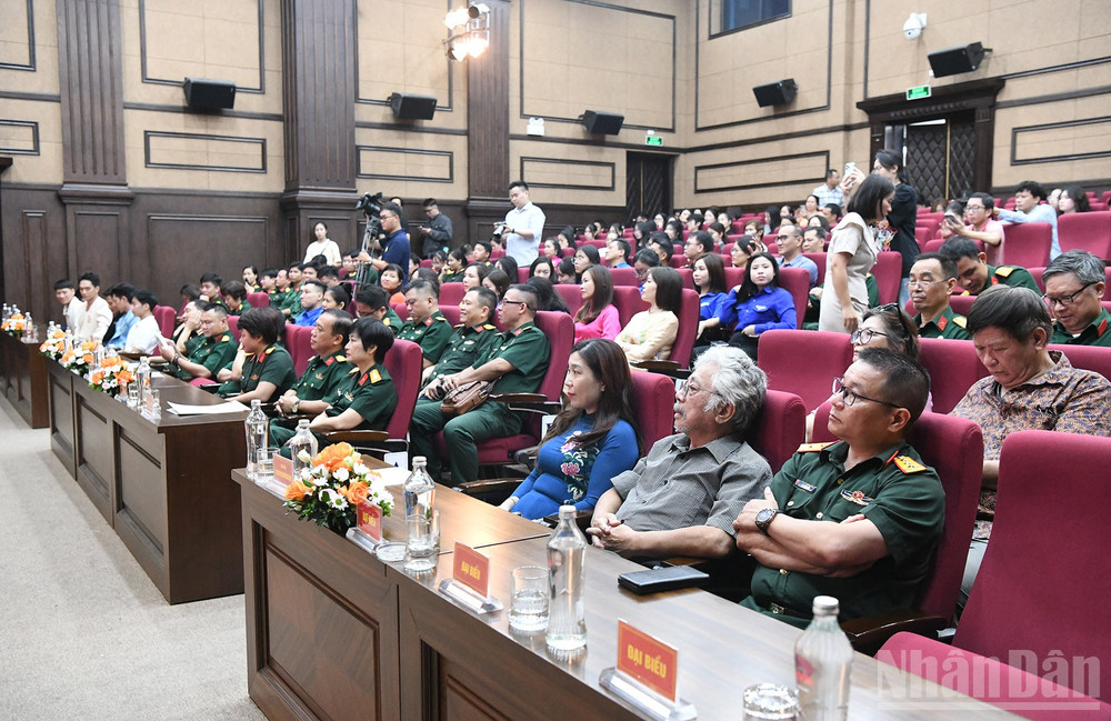 Sự kiện thu hút đông đảo công chúng, đặc biệt là các nhà văn, diễn viên, chiến sĩ lực lượng vũ trang cùng đông đảo học sinh, sinh viên. ndo_br_2-mua-do.jpg