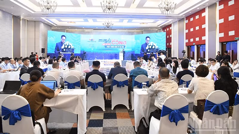 Quang cảnh Diễn đàn.