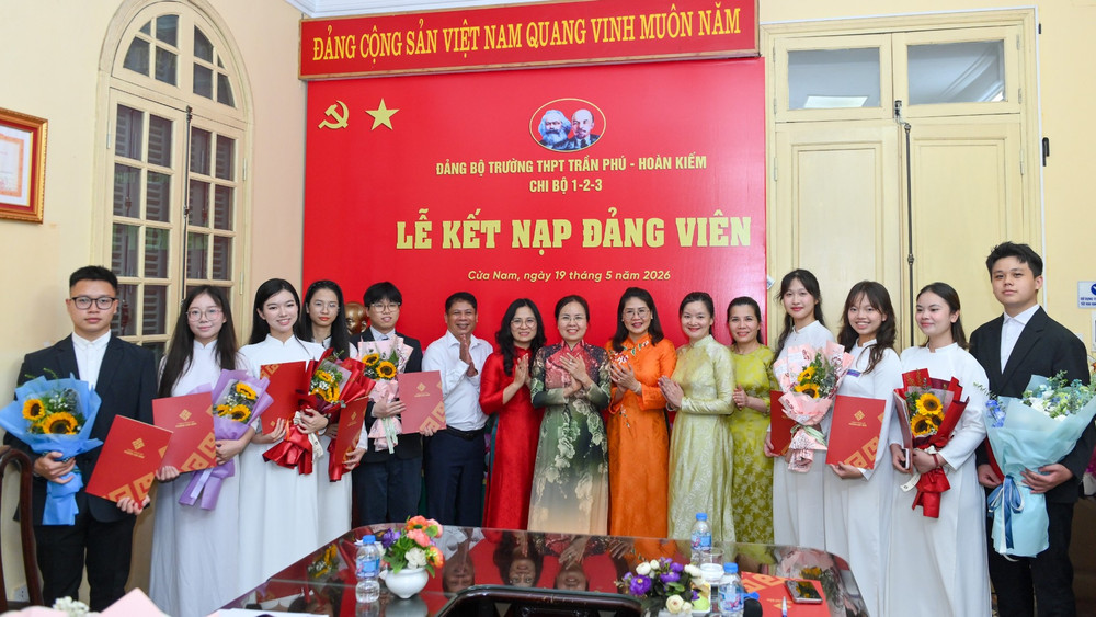Các đại biểu chúc mừng chín đảng viên mới.