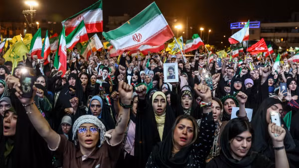 [Video] Tehran phô diễn tàu tấn công mới nhân kỷ niệm 90 ngày xung đột