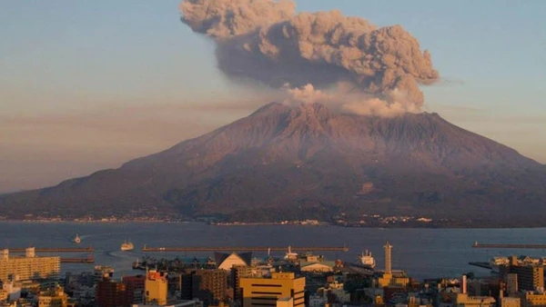 [Video] Núi lửa Sakurajima phun cột tro cao tới 4,4 km, Nhật Bản hủy hàng loạt chuyến bay