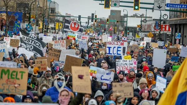 [Video] Hàng trăm cuộc biểu tình trên khắp nước Mỹ phản đối vụ bắn người di trú